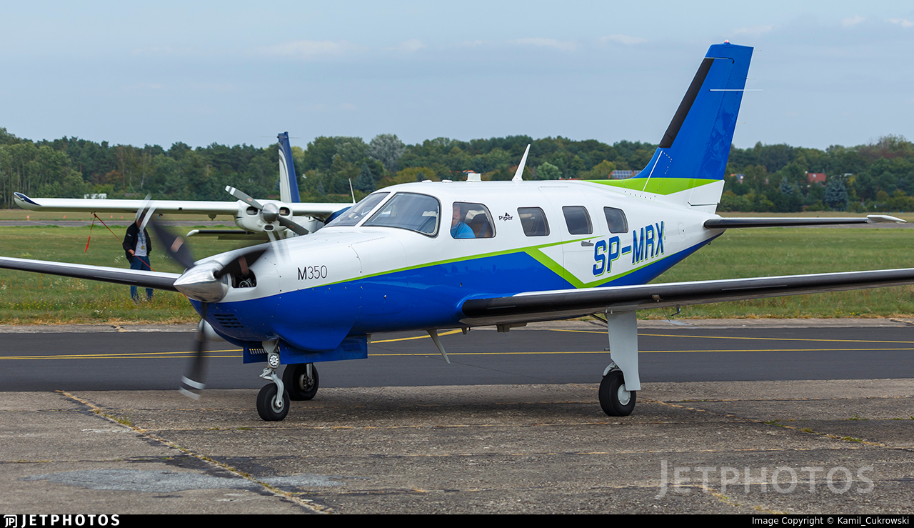 Piper M350 SP-MRX na płycie lotniska